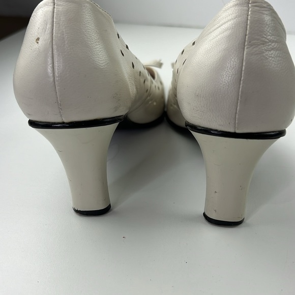 Vintage Bravo Brown's White Leather Heels - Picture 6 of 9